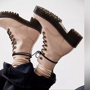 Dr. Martens Leona boots